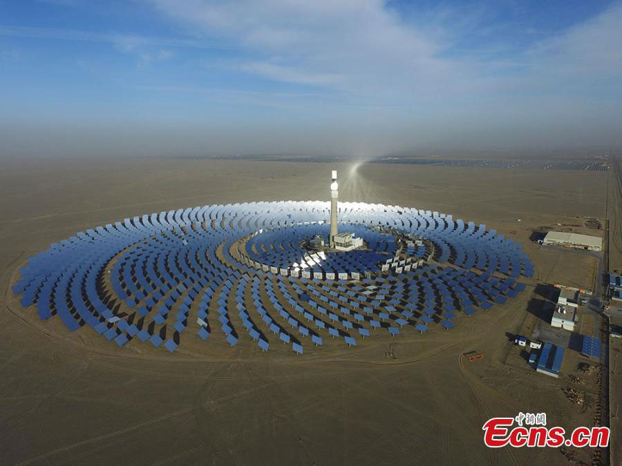 La centrale à énergie solaire de Dunhuang connectée au réseau