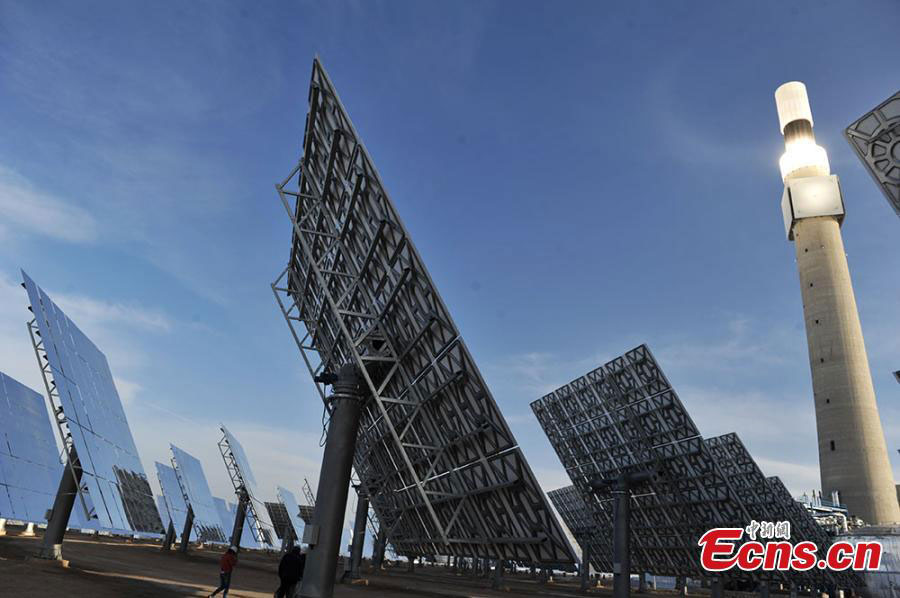 La centrale à énergie solaire de Dunhuang connectée au réseau