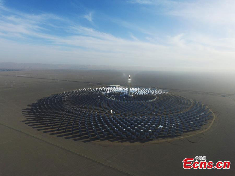 La centrale à énergie solaire de Dunhuang connectée au réseau