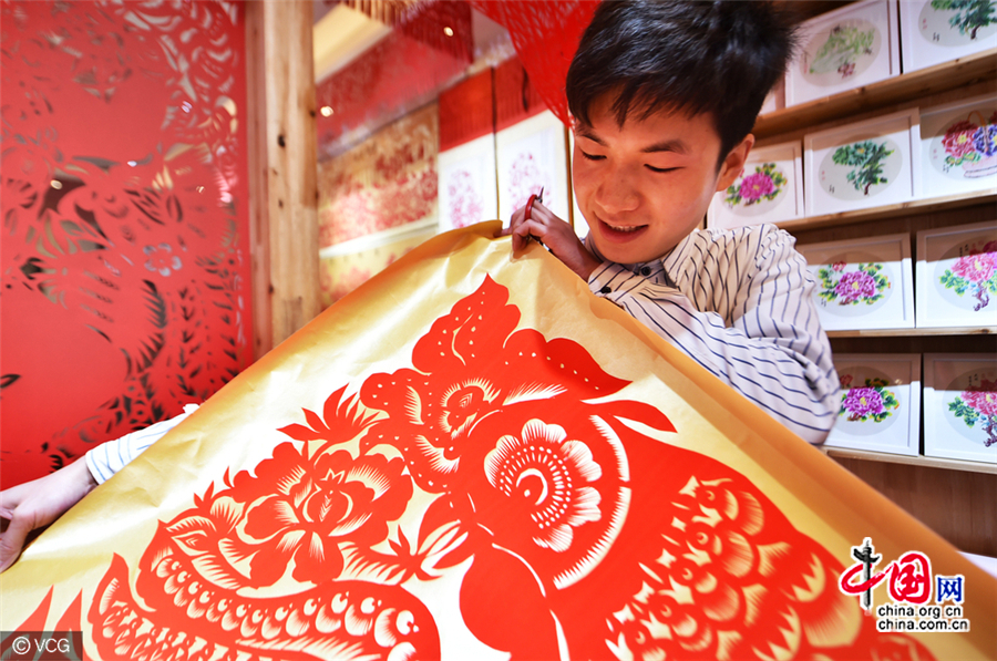 Cet artiste chinois réalise de magnifiques œuvres de papier découpé pour l'année du Coq