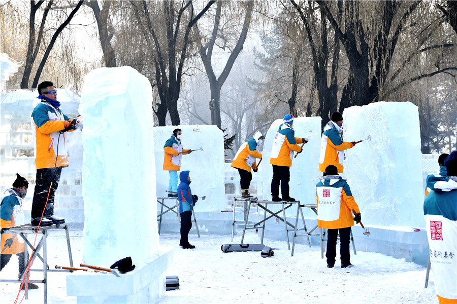 Début du 36e concours national de sculpture sur glace à Harbin