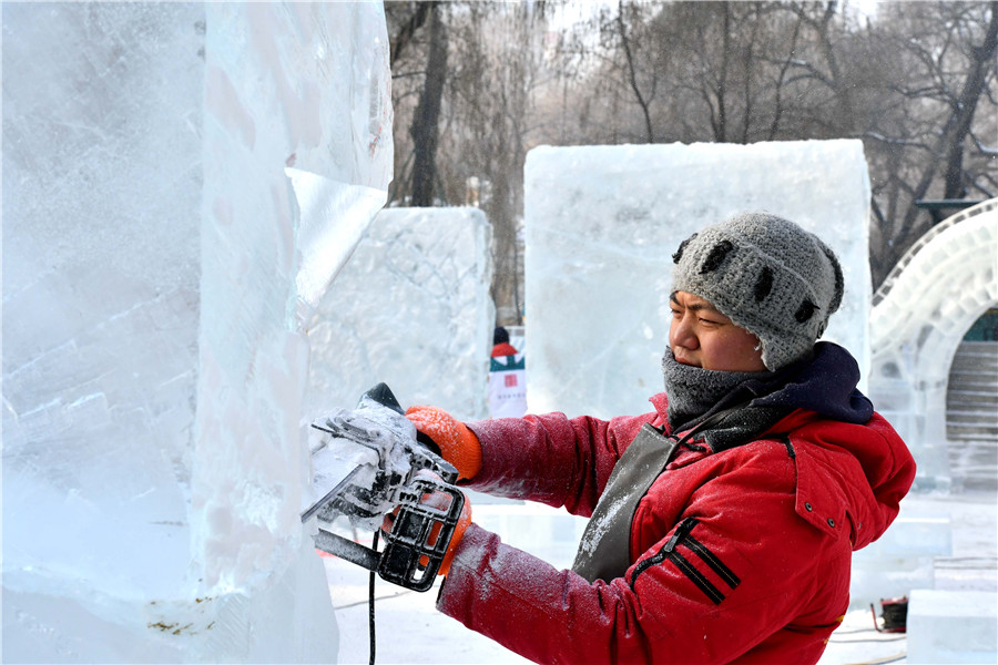 Début du 36e concours national de sculpture sur glace à Harbin