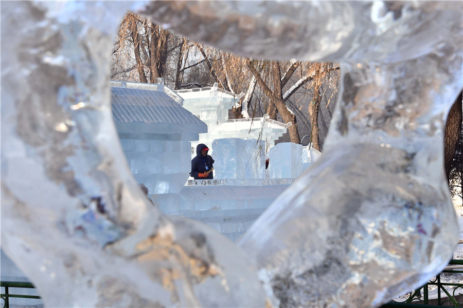 Début du 36e concours national de sculpture sur glace à Harbin