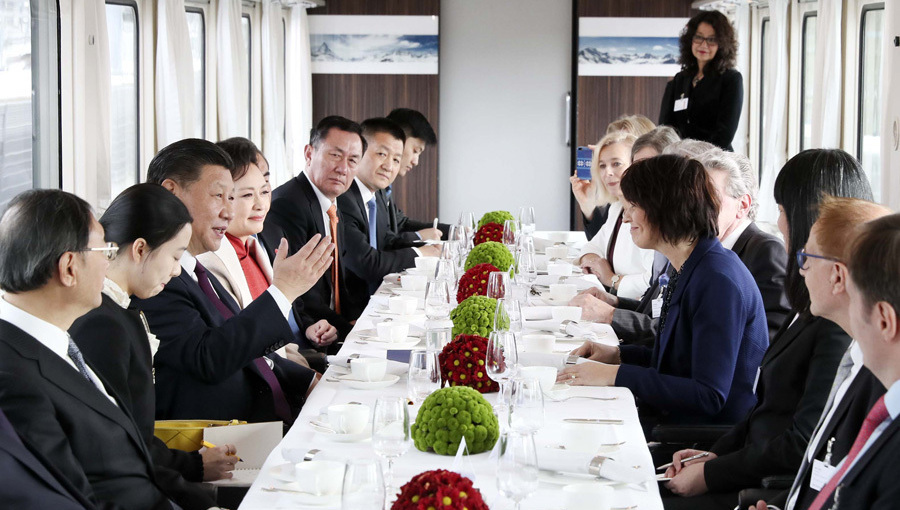 Xi Jinping et Doris Leuthard prennent le thé à bord d'un train spécial pour Berne