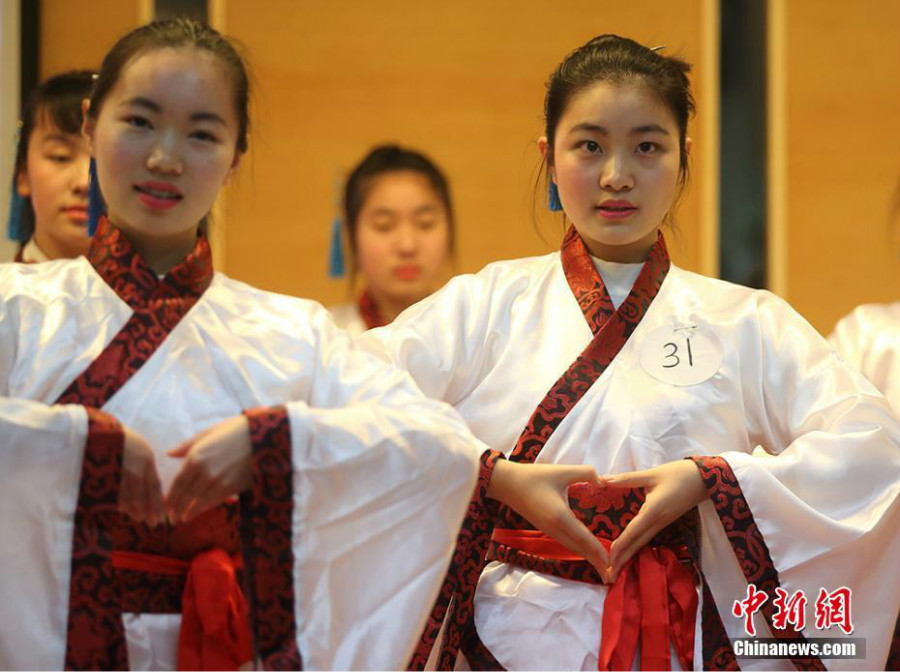Les lycéennes de Nanjing font une démonstration de culture traditionnelle chinoise