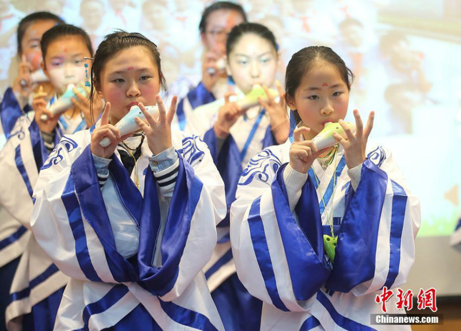 Les lycéennes de Nanjing font une démonstration de culture traditionnelle chinoise
