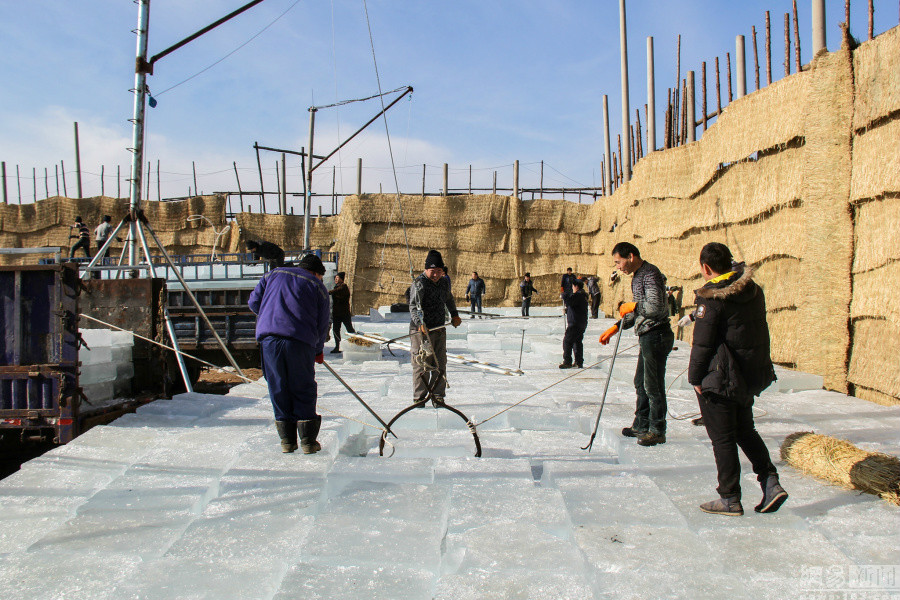 Photos : la production de blocs de glace au port de Dandong