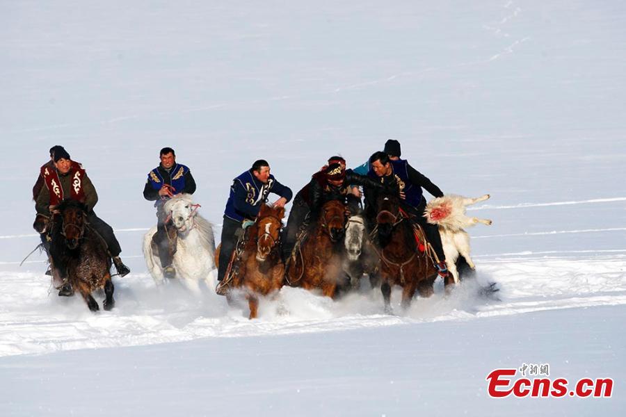 Compétition de bouzkachi traditionnel dans le Xinjiang