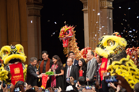 La maire de Paris célèbre la fête du Printemps avec des résidents chinois