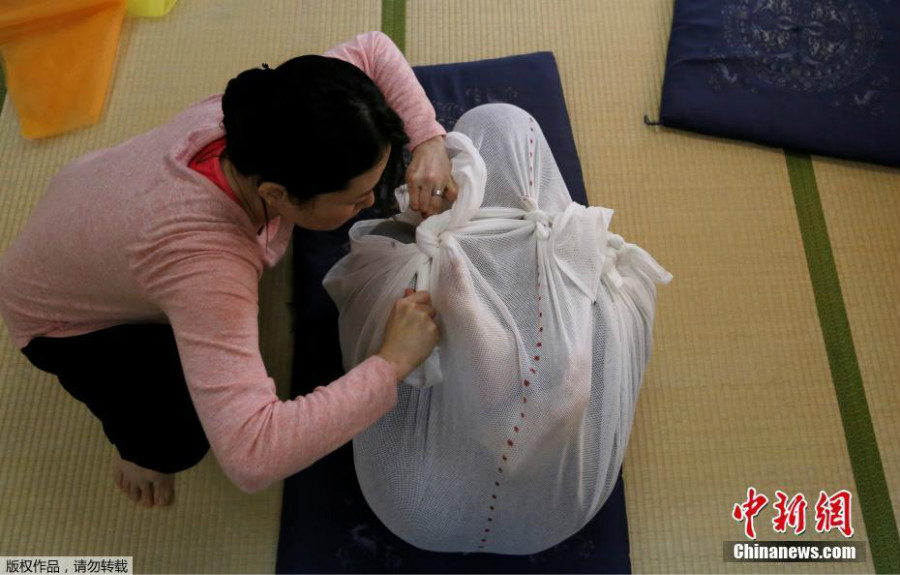 Insolite : des Japonais s'enveloppent dans une grande toile pour se détendre Insolite : des Japonais s'enveloppent dans une grande toile pour se détendre