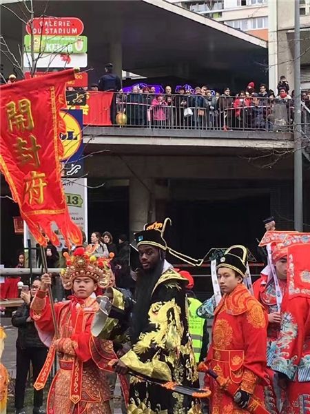 Photos : des scènes originales du grand défilé de la fête du Printemps à Paris