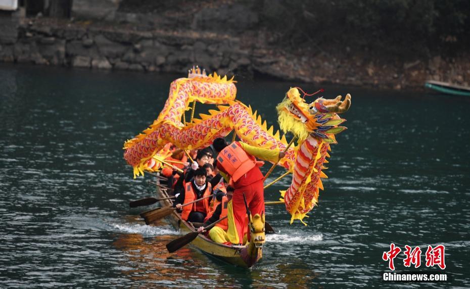 Changsha : une danse du dragon sur l'eau