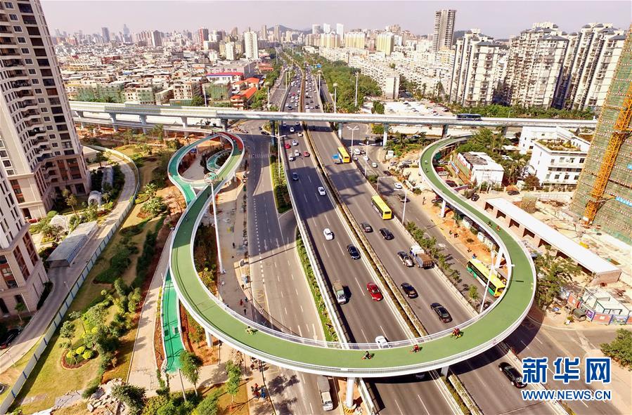 La première piste cyclable aérienne de Chine mise à l&apos;essai à Xiamen