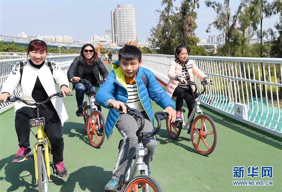 La première piste cyclable aérienne de Chine mise à l&apos;essai à Xiamen