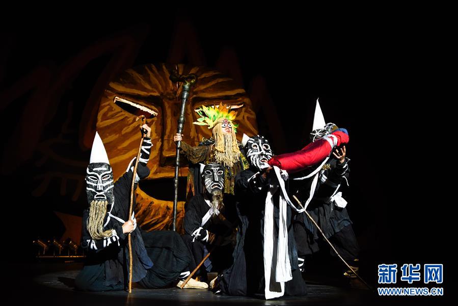 Un spectacle traditionnel de l'ethnie Yi présenté à Nice
