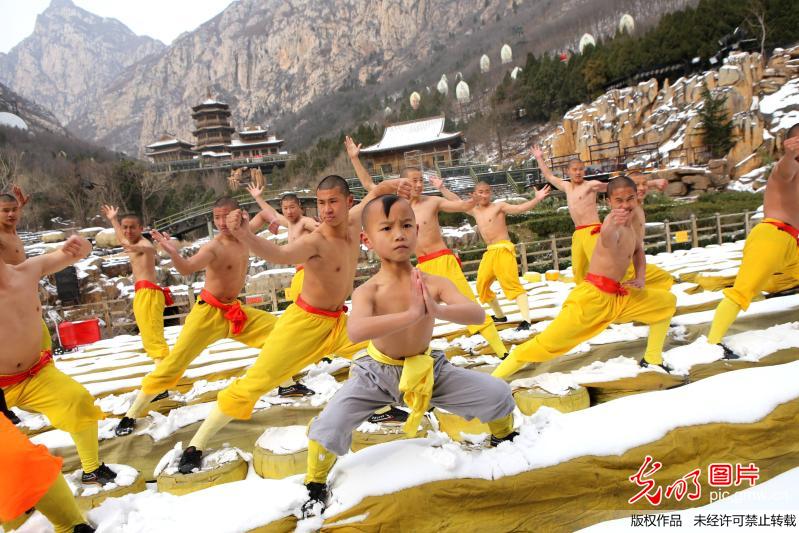 Les moines de Shaolin s'entraînent dans la neige