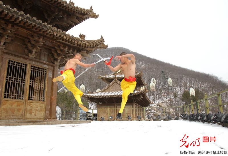Les moines de Shaolin s'entraînent dans la neige