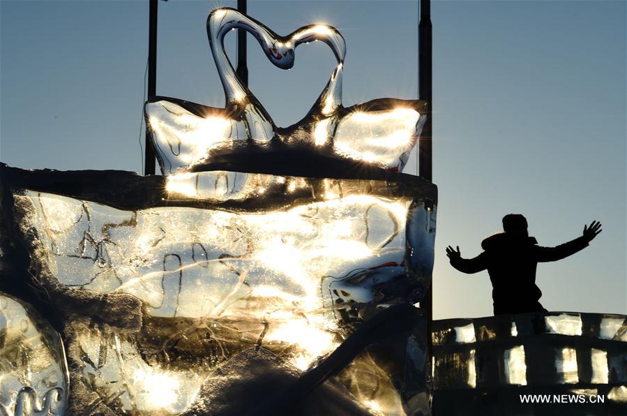 Les sculptures de glace commencent à fondre avec la remontée des températures dans le Nord-Est de la Chine