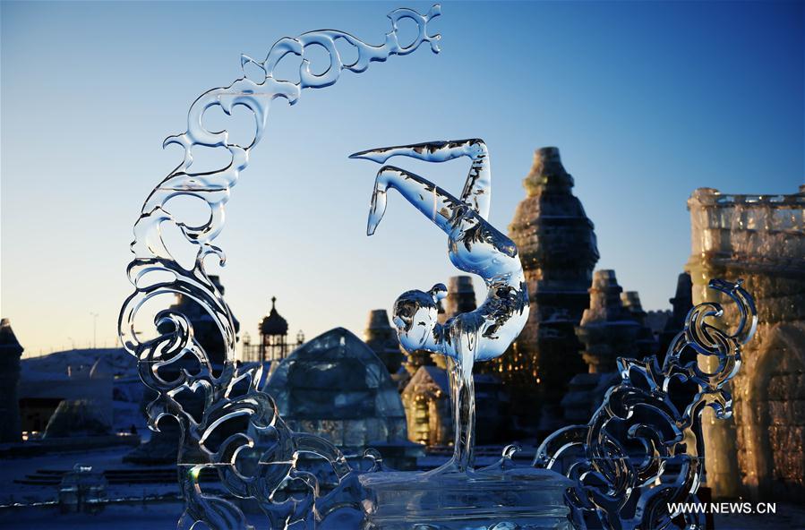 Les sculptures de glace commencent à fondre avec la remontée des températures dans le Nord-Est de la Chine