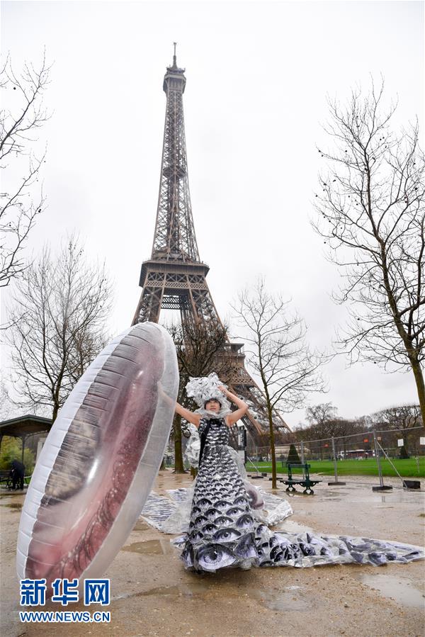 Une artiste chinoise place 1000 yeux sur sa robe pour appeler à la paix