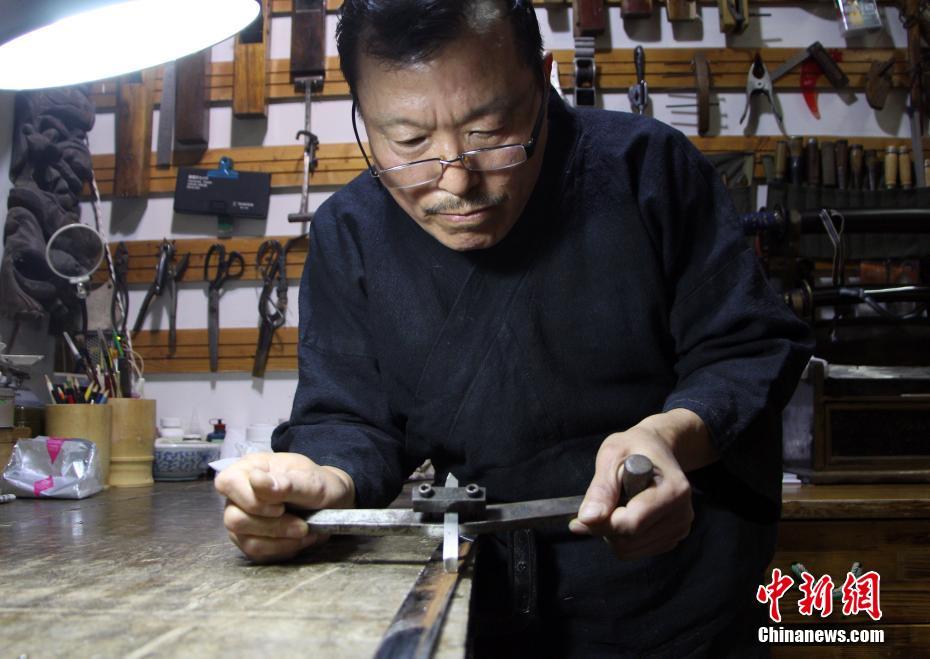 Un artisan chinois restaure 500 épées antiques
