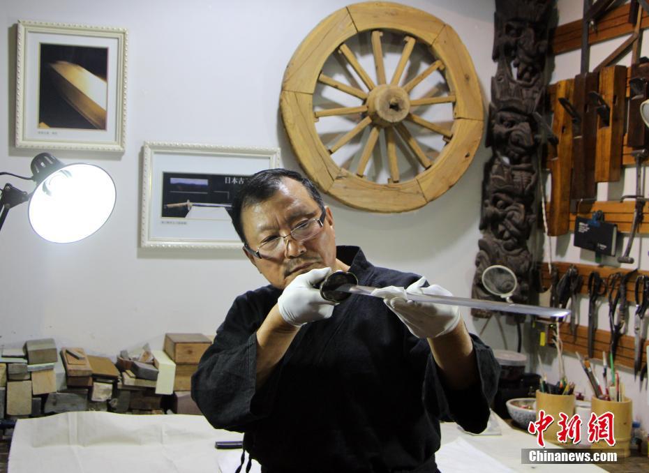 Un artisan chinois restaure 500 épées antiques