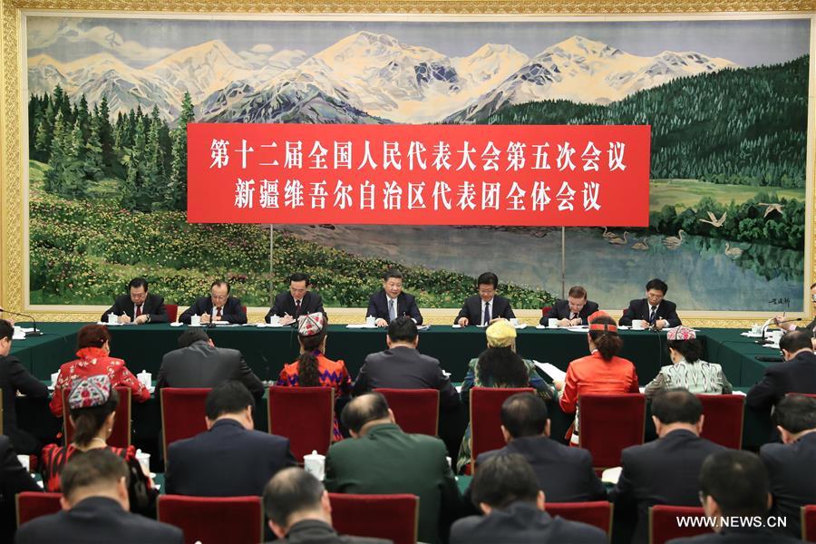 Xi Jinping appelle à établir une 'Grande Muraille de fer' pour sauvegarder la stabilité sociale au Xinjiang