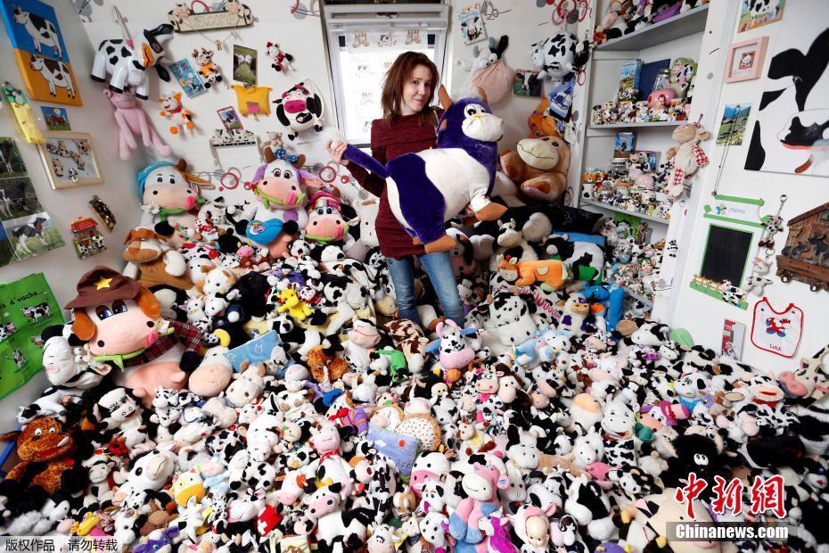 Un mannequin passionné par des poupées de vaches