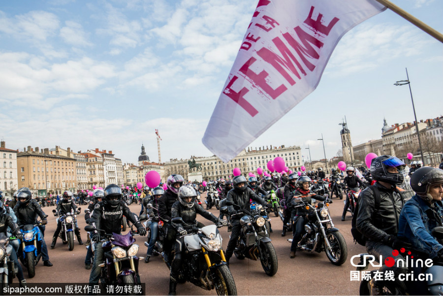 Lyon : plus de 350 motardes défilent pour l&apos;égalité