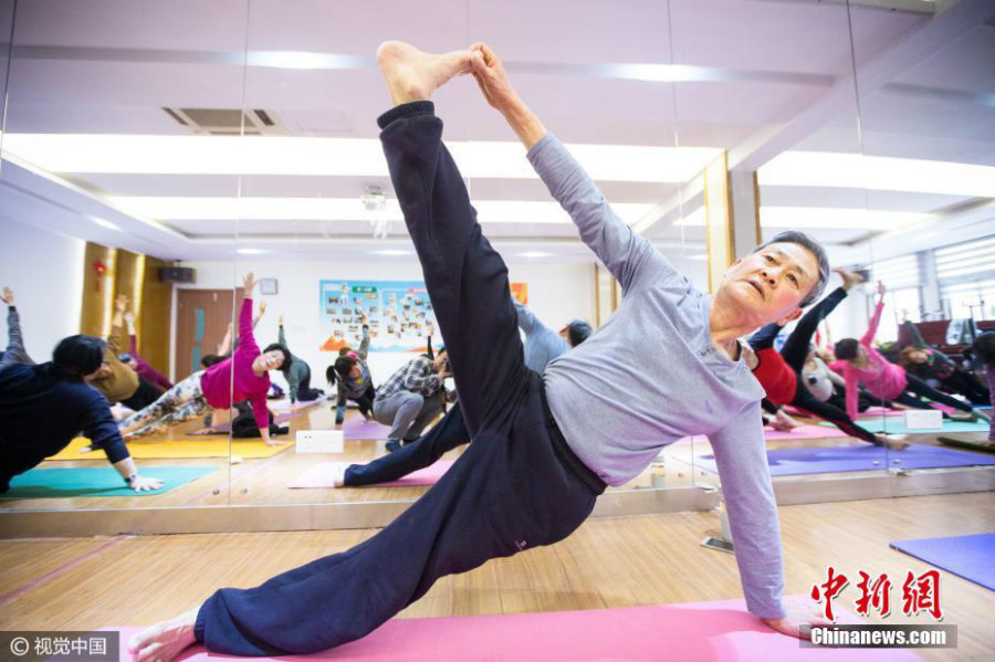 Un yogi de 73 ans offre des cours de yoga gratuits à Hangzhou