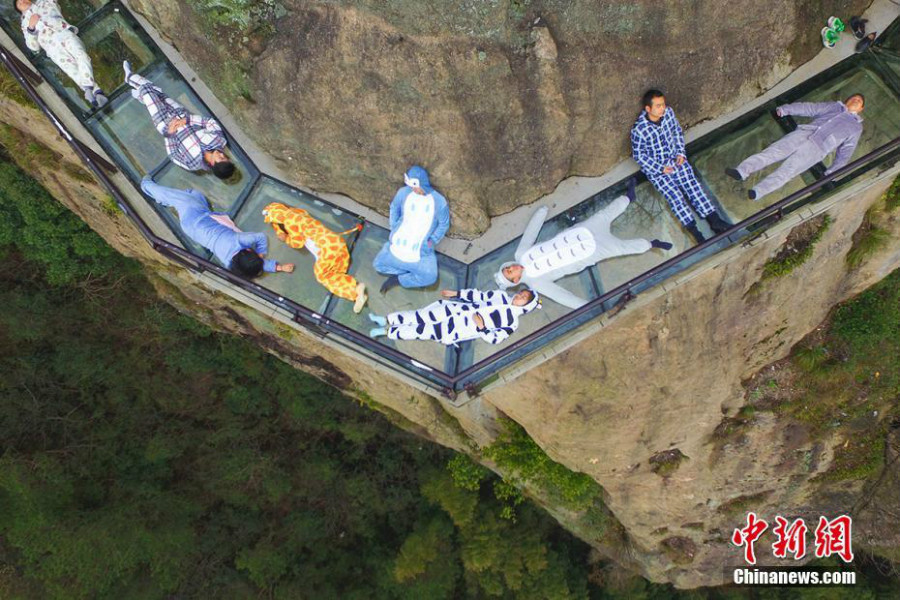 Hunan : des touristes se couchent sur une passerelle en verre au-dessus d&apos;une falaise