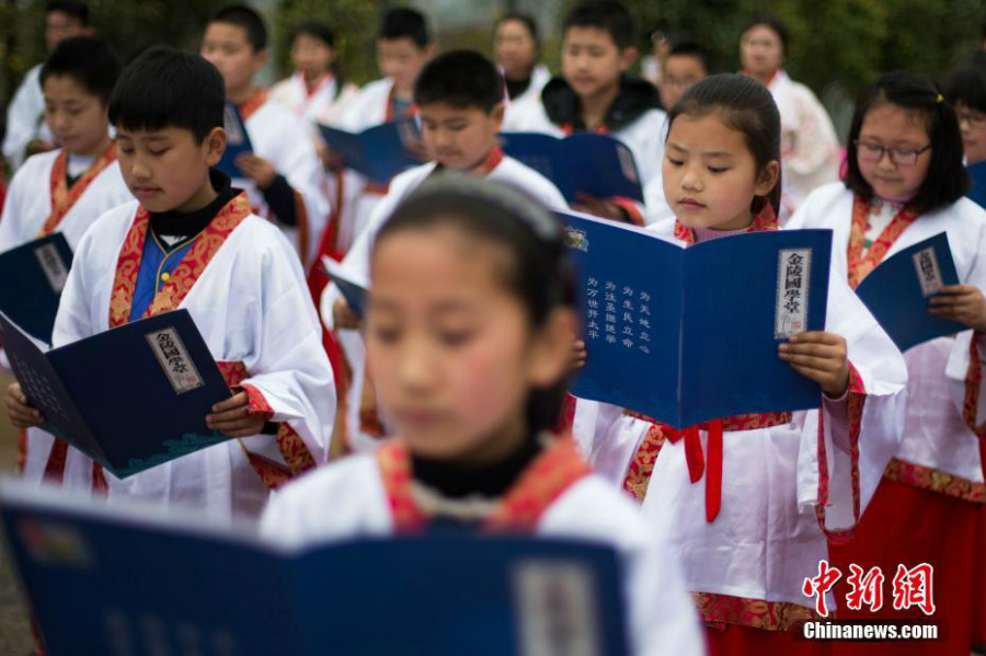 Trente jeunes découvrent la calligraphie chinoise à Nanjing