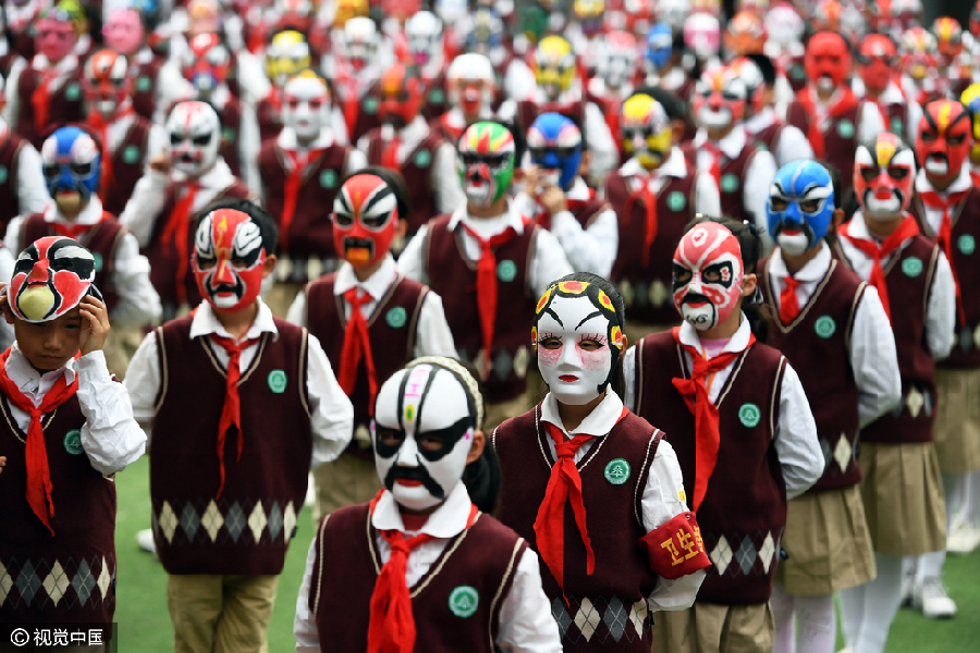 1400 élèves en masques découvrent l&apos;opéra traditionnel chinois à Wuhan