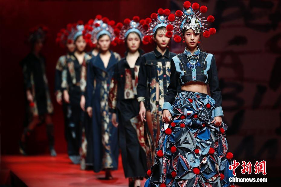 Fashion Week de Chine : quand le denim rencontre les estampes du nouvel an