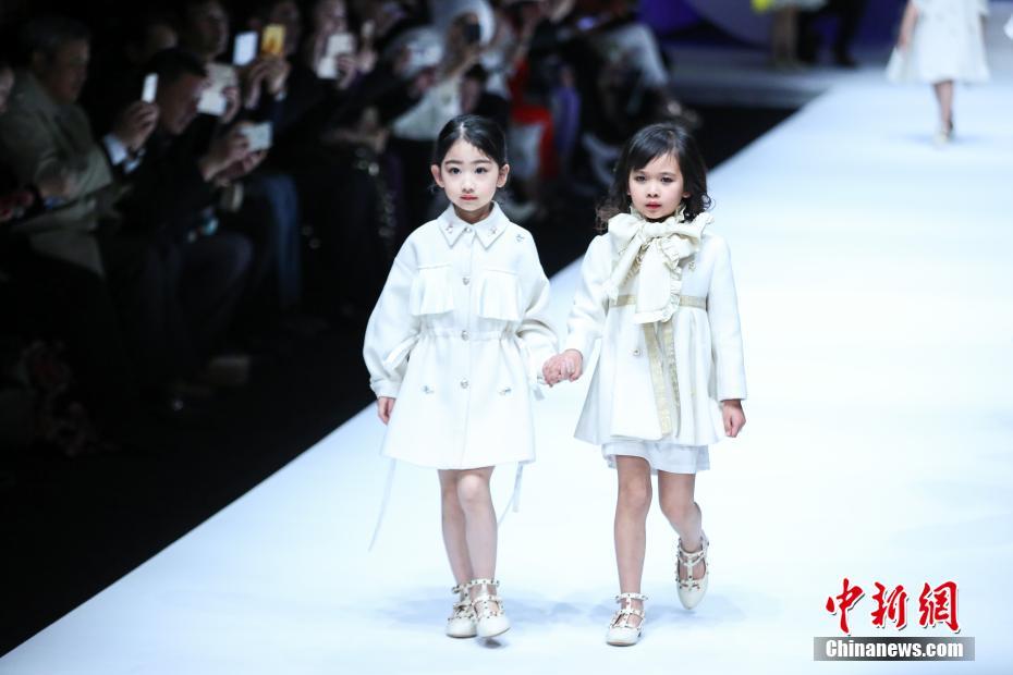100 petits « anges » défilent pour la Fashion Week de Chine