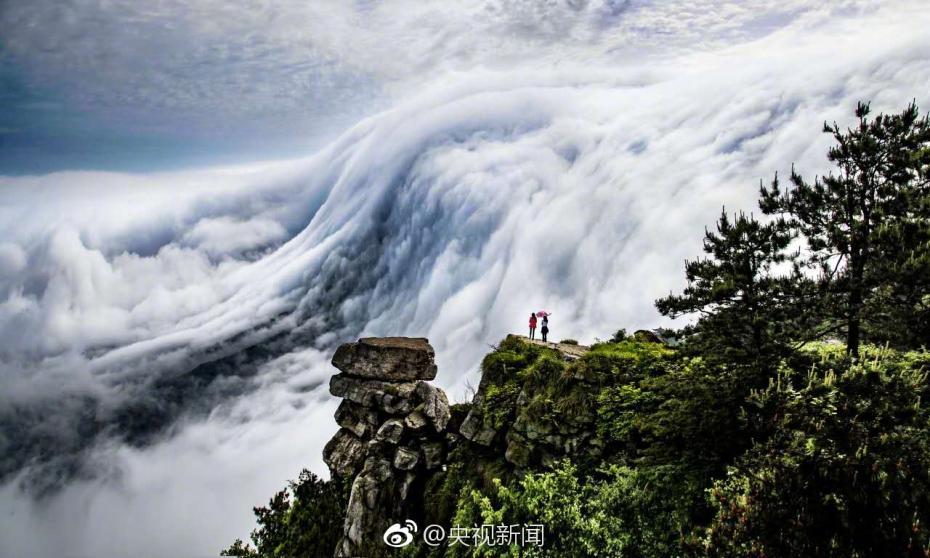 Une cascade de nuages au sommet du mont Lushan