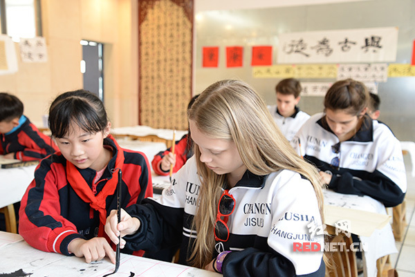 Des jeunes français découvrent la culture chinoise dans le Hunan 