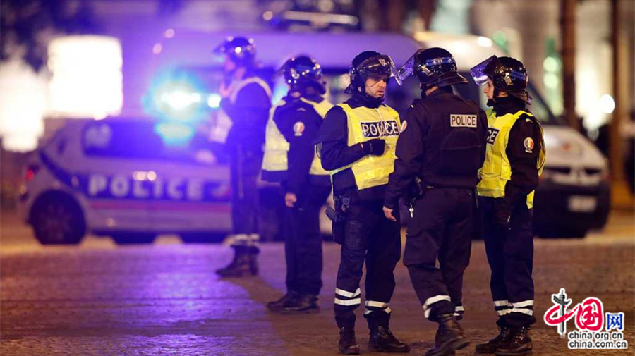 La présidentielle française bouleversée par une fusillade à Paris