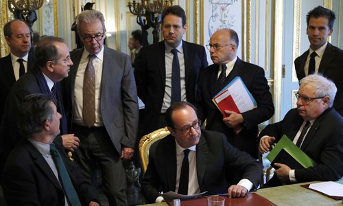Après l'attaque de Paris, le terrorisme revient au cœur de l'agenda électoral français