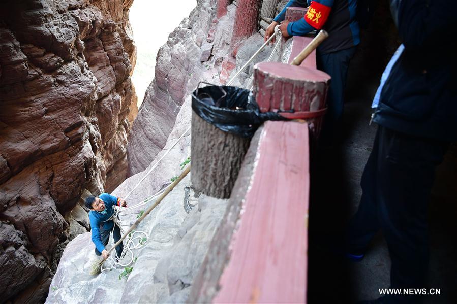 Les incroyables nettoyeurs « hommes-araignées » du mont Yuntai