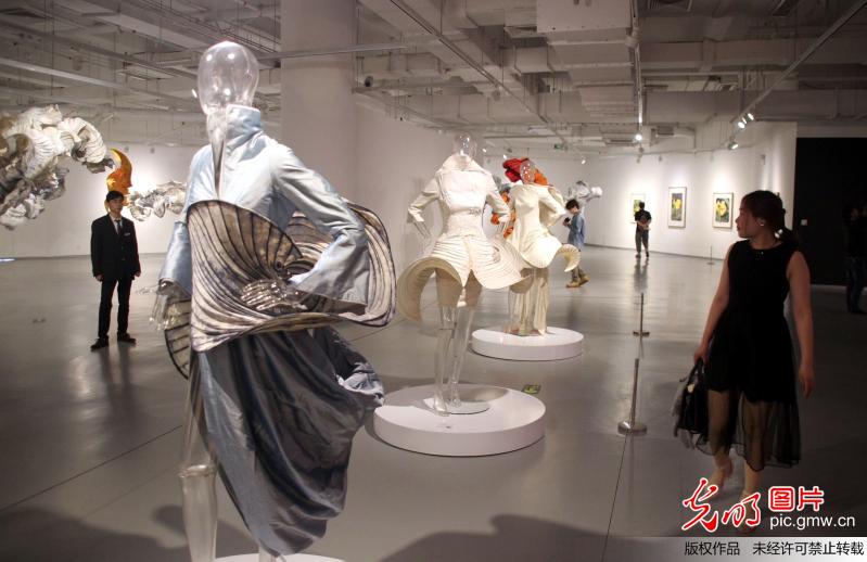 Découvrez la première exposition de sculptures de papier de Peter Gentenaar en Asie