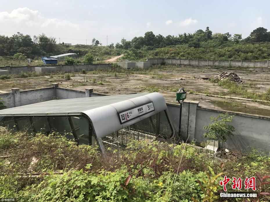Photos : une station de métro de Chongqing « cachée » dans un terrain vague