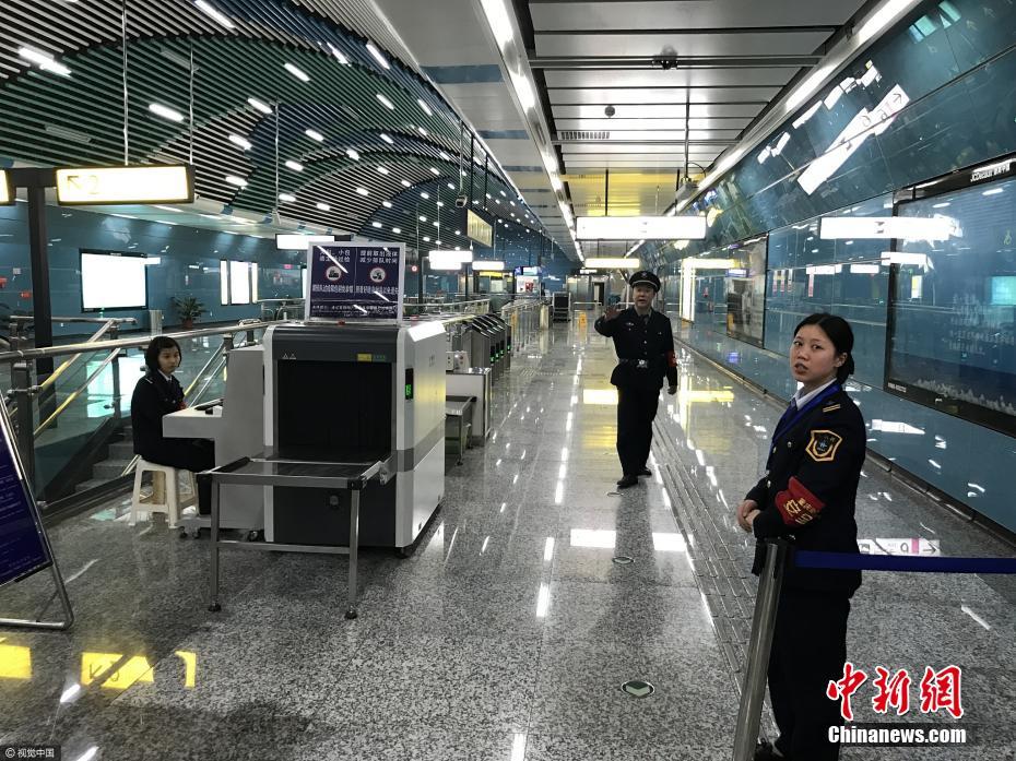 Photos : une station de métro de Chongqing « cachée » dans un terrain vague