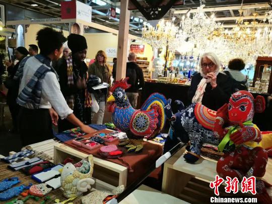 La broderie folklorique de la province du Hunan bien accueillie à la Foire de Paris