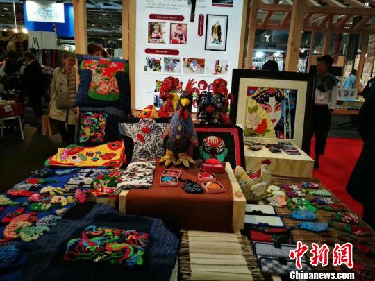 La broderie folklorique de la province du Hunan bien accueillie à la Foire de Paris