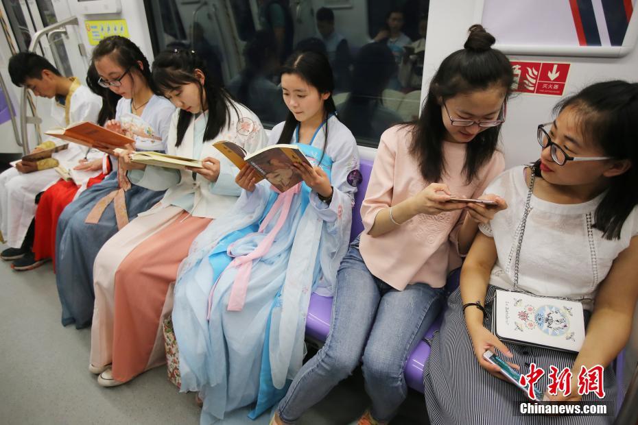 50 jeunes amateurs prennent le métro en costumes chinois han à Nanjing