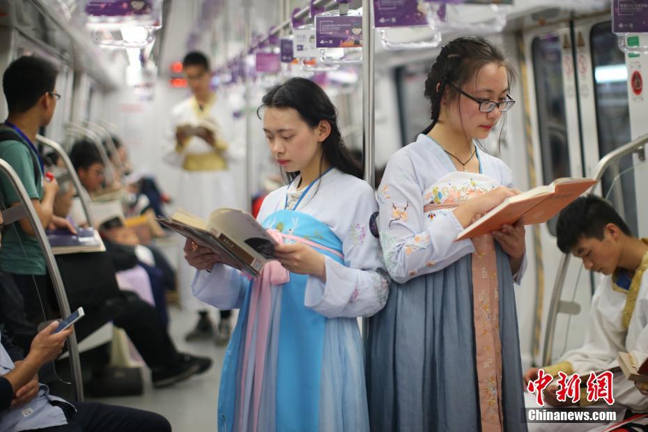 50 jeunes amateurs prennent le métro en costumes chinois han à Nanjing