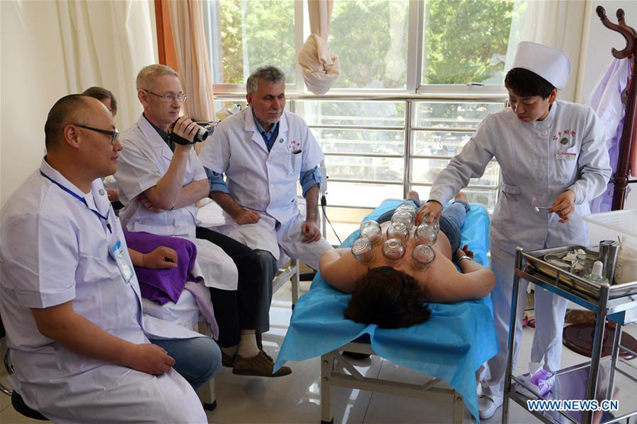 Des travailleurs médicaux russes suivent une formation en médecine traditionnelle chinoise à Lanzhou