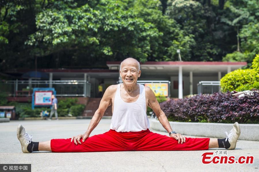 Bon pied, bon œil : à 87 ans, il fait encore facilement des acrobaties lors de ses exercices