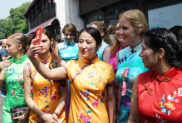 A Hangzhou, les femmes démontrent toute la beauté du qipao chinois
